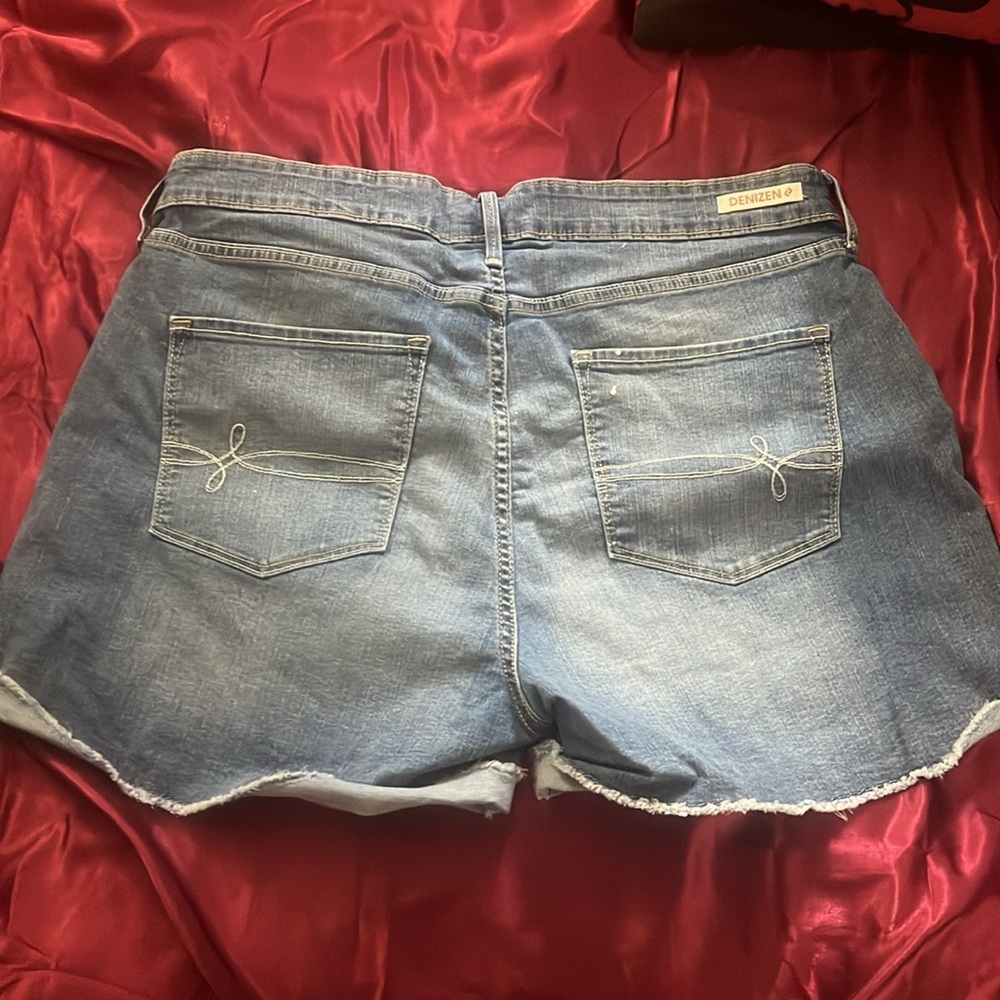 Levi’s High Rise Shorts - Picture 2 of 2